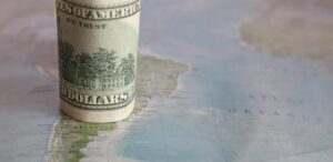 Mercados tiveram sessão influenciada pela repercussão das novas tarifas aplicadas pelos Estados Unidos sobre exportações brasileiras e pelos dados de varejo