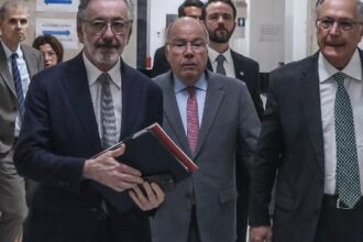 Os ministros Márcio Elias Rosa e Mauro Vieira, ao lado do vice-presidente Geraldo Alckmin