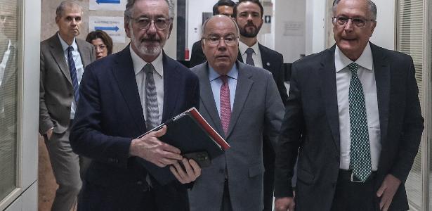 Os ministros Márcio Elias Rosa e Mauro Vieira, ao lado do vice-presidente Geraldo Alckmin