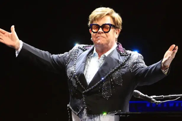 Elton John perde a paciência com princípe Harry após pedidos de dinheiro