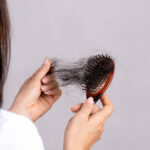 Entenda por que o cabelo pode cair mais no inverno - 17/07/2026 - Equilíbrio