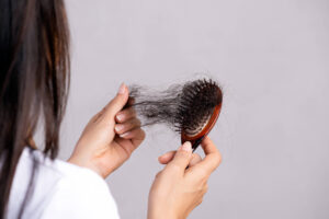 Entenda por que o cabelo pode cair mais no inverno - 17/07/2026 - Equilíbrio