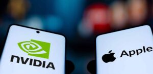 Apple foi avaliada em US$ 4,88 trilhões, com suas ações se mantendo estáveis, enquanto a Nvidia estava em torno de US$ 4,86 trilhões, após uma queda de 3,5%