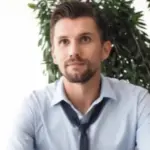 Ex-zagueiro do Corinthians faz parto da filha dentro de carro