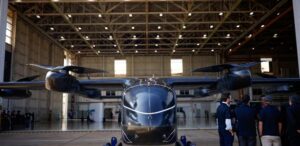 Protótipo em tamanho real da aeronave elétrica de decolagem e pouso vertical (eVTOL) desenvolvida pela Eve Air Mobility, empresa do grupo Embraer