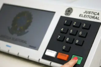Eleitor verá 6 fotos na urna eletrônica ao votar para o Senado; entenda