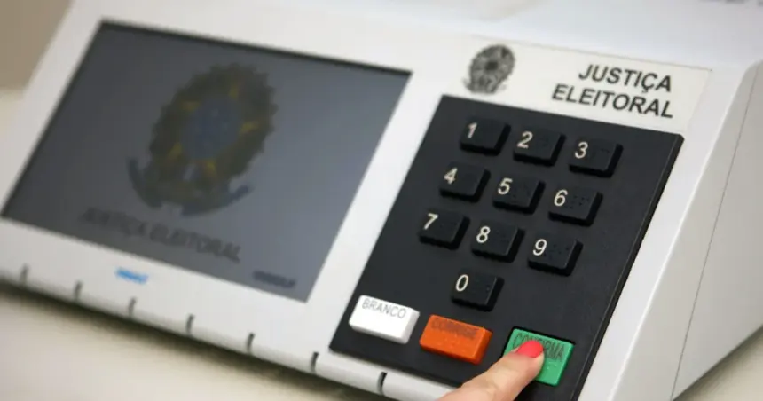 Eleitor verá 6 fotos na urna eletrônica ao votar para o Senado; entenda