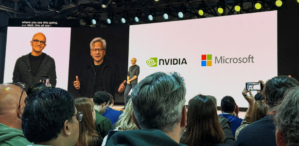 02.jun.26 - O CEO da NVIDIA, Jensen Huang, fala por vídeo com o CEO da Microsoft, Satya Nadella, em conferência em São Francisco, Califórnia, EUA