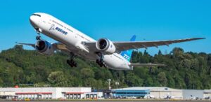 Avião 777-9, da Boeing, durante decolagem