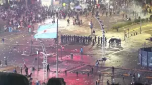 Torcedores atiram pedras contra a polícia na Argentina após derrota na Copa