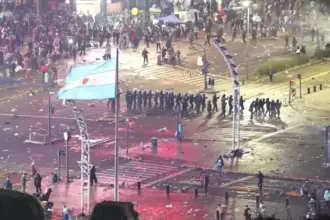 Torcedores atiram pedras contra a polícia na Argentina após derrota na Copa