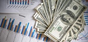 Dólar abre semana influenciado por petróleo, que volta a rondar US$ 90 o barril do tipo Brent