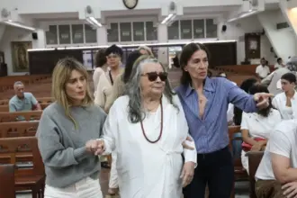 Familiares e amigos marcam presença em missa de um ano de Preta Gil