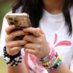 França se prepara para proibir uso de redes sociais para menores de 15 anos