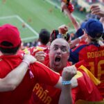 É #FAKE que seleção da Espanha editou foto de celebração com a taça da Copa do Mundo para excluir Trump