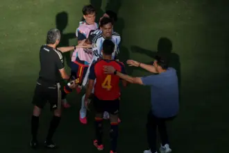 Paredes x Gavi: Torcida espanhola sugere luta de boxe após briga na final