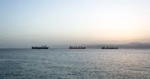 "Serão nossos alvos", Houthis alertam navios sobre passagem no Mar Vermelho