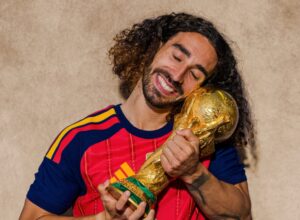 É #FAKE que Cucurella carregou taça da Copa em saco de plástico; trata-se de réplica de Lego
