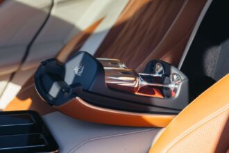 Nova Mercedes GLS Maybach ganha V8 eletrificado e mais isolamento acústico