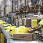 Funcionária embala mercadoria no centro de distribuição do Mercado Livre em Cajamar, no interior de São Paulo