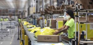 Funcionária embala mercadoria no centro de distribuição do Mercado Livre em Cajamar, no interior de São Paulo