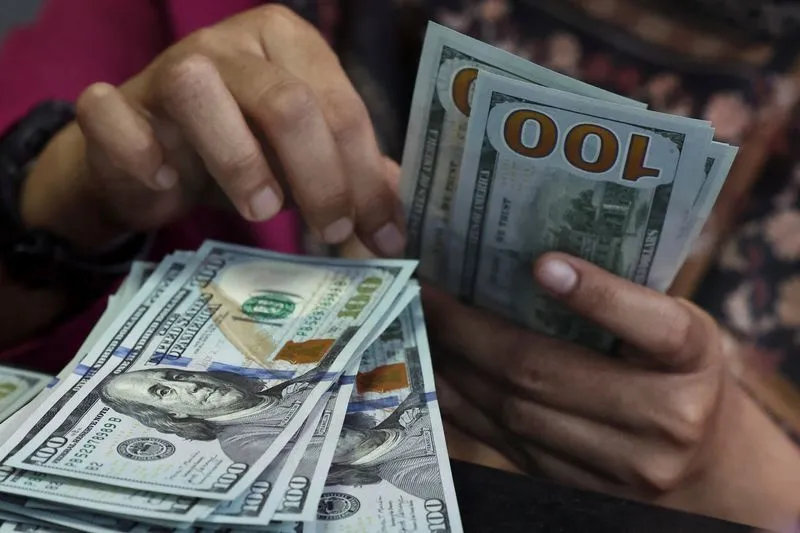 Dólar ronda estabilidade na abertura com 1º dia de tarifa dos EUA