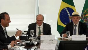CEO da Stellantis brinca sobre bateria 'asiática' em reunião com Lula