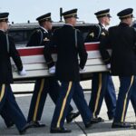Trump acompanha chegada aos EUA dos corpos de militares mortos na guerra do Irã