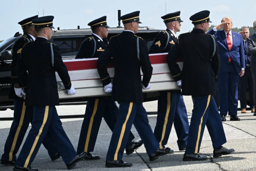 Trump acompanha chegada aos EUA dos corpos de militares mortos na guerra do Irã