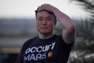 Ações da Tesla caem após empresa ampliar investimentos em IA