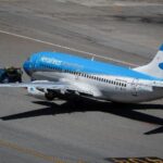 23.dez.2025 -  Avião da Aerolíneas Argentinas na pista do aeroporto de Guarulhos