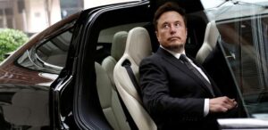 Arquivo - Elon Musk, diretor-executivo da Tesla, deixa carro Model X durante evento em Pequim, na China