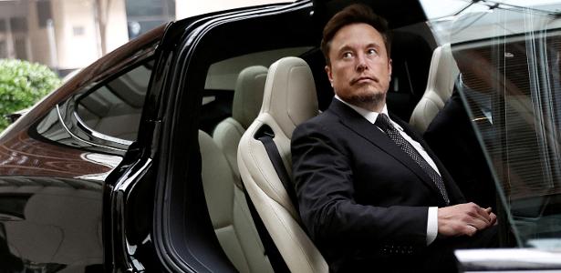 Arquivo - Elon Musk, diretor-executivo da Tesla, deixa carro Model X durante evento em Pequim, na China