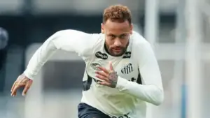 Neymar desabafa após críticas por jogar pôquer: "Vai cuidar da sua vida!"