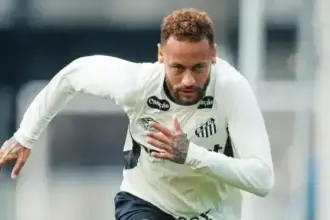Neymar desabafa após críticas por jogar pôquer: "Vai cuidar da sua vida!"
