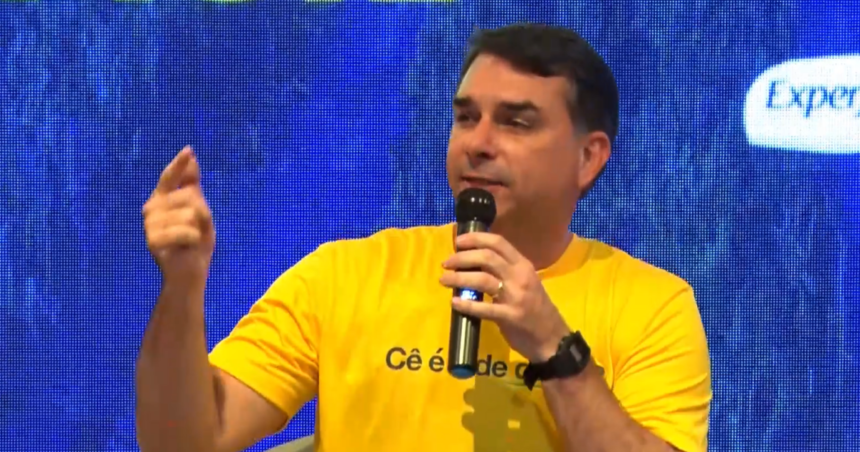 Em live, Flávio Bolsonaro diz ser alvo de "perseguição desproporcional"