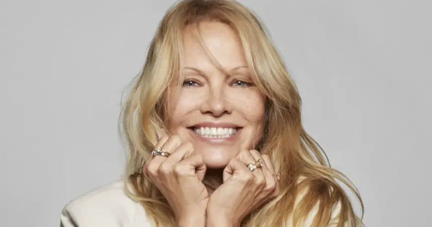 Pamela Anderson elogia diretor brasileiro e descreve filme como "selvagem"