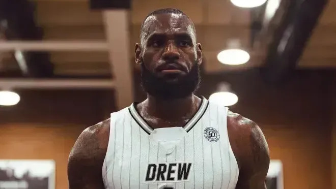 LeBron James terá redução salarial de R$ 250 milhões no 76ers