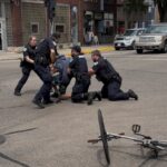 VÍDEO mostra policiais matando homem a tiros durante abordagem no estado de Wisconsin, nos EUA