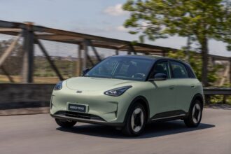Geely EX2 é bom de dirigir e barato de manter, mas precisa corrigir 7 deslizes; VÍDEO