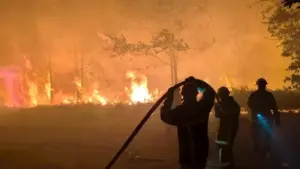 Incêndios na França e Espanha forçam a retirada de mais de 250 mil pessoas