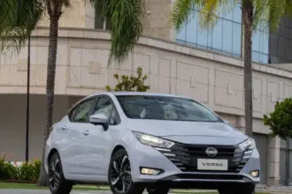 Nissan Versa chega ao Brasil na linha 2027 mais caro e sem mudanças