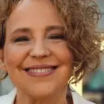 Ana Beatriz Nogueira nega internação e tranquiliza: "Estou ótima"