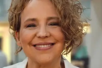 Ana Beatriz Nogueira nega internação e tranquiliza: "Estou ótima"