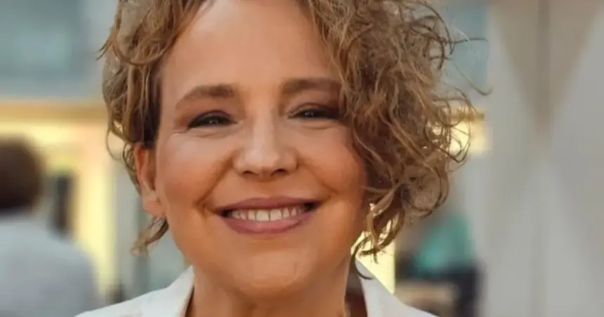 Ana Beatriz Nogueira nega internação e tranquiliza: "Estou ótima"