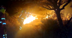 Equipes da Espanha combatem o maior incêndio florestal na história recente