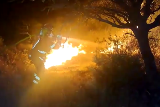 Equipes da Espanha combatem o maior incêndio florestal na história recente