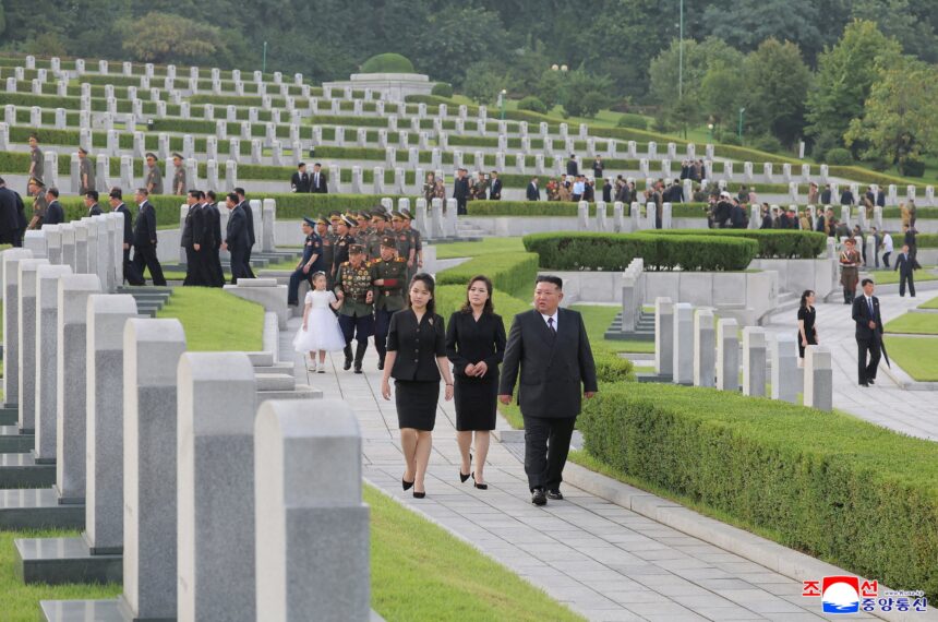 Líder da Coreia do Norte comemora aniversário de guerra com a filha ao seu lado; FOTOS