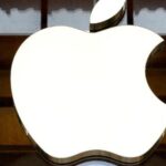 Logotipo da Apple em uma loja de Paris