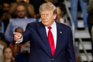 Manifestante interrompe Trump e o chama de 'protetor de pedófilo'